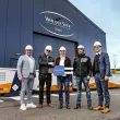 Schlüsselübergabe – Eine solch energiegeladene Partnerschaft muss gebührend gefeiert werden (v.l.n.r): Stefan Kohler und Joachim Eußem (beide Sales Manager bei Liebherr), Erik van Audenrode (vertrieblicher Geschäftsführer bei Van der Spek), Stephan Lausmann (Sales Director BatteryBased Energy Solutions bei Liebherr) und Jörgen Spapens (Verantwortlicher für den Lagerpark). 

