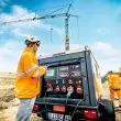 Der mobile, batteriebasierte Energiespeicher LPO 100 sorgt für einen schnellen und einfachen Stromzugang mit 32/63/125 A und einer Peak-Leistung von 110 kVA. Liebherr gibt an, dass sich die Betriebskosten gegenüber einem Dieselgenerator um bis zu 80 % reduzieren lassen – je nach Einsatzprofil. Quelle: Liebherr