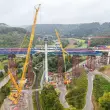 Wiesbauer hob mit zwei Liebherr-Kranen Verstärkungsbleche auf die Fahrbahn der Hochbrücke Horb in 65 m Höhe.