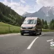 Der MAN TGE Next Level ist als „Sustainable Van of the Year 2026“ ausgezeichnet worden, weil das Modelljahr 2025 mit neuer Elektronikarchitektur, modernisiertem Fahrerarbeitsplatz und erweiterten Assistenzsystemen vor allem bei Sicherheit, Ergonomie und Alltagstauglichkeit spürbar zugelegt hat.