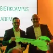 Schlüsselübergabe für den neuen Logistikcampus: Geschäftsführer Jochen Wild (rechts) und Projektentwickler Josef Staller. Foto: Max Wild