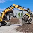 Jenkins Recycling nutzt einen MB-S14 Sieblöffel, um ein Schottergemisch für einen kompakten und stabilen Untergrund aufzubereiten. Quelle: MB Crusher