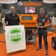 F.-J. Werner, Geschäftsführer Optimas GmbH (re.) nimmt den Innovationspreis für das Schneidsystem SilentCut MR 400 entgegen.