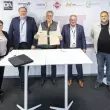 Die Unterzeichnenden des Positionspapiers „Fünf Forderungen der Baubranche, Abbruch- und Recycling- Wirtschaft an die Politik“: Dr. Sarah Brückner (Geschäftsführerin des Fachverbandes Abfall- und Recyclingtechnik/VDMA), Thomas Lück (Vorstandsmitglied/Deutscher Abbruchverband e.V.), Dieter Schnittjer (Geschäftsführer/ Verband der Baubranche,
Umwelt- und Maschinentechnik e.V.), Eric Rehbock (Hauptgeschäftsführer/Bundesverband Sekundärrohstoffe und Entsorgung e.V.) und Klaus Ring (Verband Garten-, Landschafts- und Sportplatzbau Baden-Württemberg e.V.) - (v.l.n.r.).
