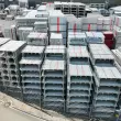 Gerüstteile soweit das Auge reicht: Zwischen 100.000 und 150.000 m² Gerüstmaterial hält das Unternehmen Rolle Gerüstvertrieb e.K. nach eigenen Angaben alleine am Standort in Jettingen-Scheppach jederzeit vorrätig. Foto: Rolle Gerüstvertrieb