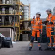 Schöffel Pro präsentierte auf der IFAT München Warnschutzkleidung für warme Arbeitstage im Freien. Die Kollektion umfasst Hi-Vis-Oberteile mit UV-Schutz und Feuchtigkeitsmanagement sowie kombinierbare Arbeitshosen mit robusten Materialien und Stretch-Zonen.
