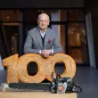 Dr. Nikolas Stihl, Vorsitzender des Stihl Beirats und Aufsichtsrats, präsentiert anlässlich des 100-jährigen Firmenjubiläums die Jubiläumssäge Stihl MS 500i Centennial Edition.