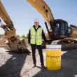 Philipp Furler, Co-CEO und Mitgründer von Synhelion, vor dem Bagger der Eberhard Unternehmungen, der mit Synhelions synthetischem Diesel betankt wurde.