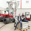 (V. l.) Christian Boneß (Geschäftsführer Baumaschinen Boneß) und Marco Pohl (Vertriebsleiter der W. Schaefer GmbH, Generalimporteuer Takeuchi) bei der Hausaustellung in Neustrelitz.