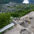 Aus der Luft ist die Nähe der Brecheranlage zum Dorf gut erkennbar – die Lärmschutzwände und Staubbindeanlage schützen die Anwohner-
