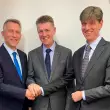 Freuen sich über die Expansion in Großbritannien: Daniel Weippert, Geschäftsführer von Tsurumi Europe, mit Matthew und Jamie Hill von Obart Pumps (v.l.n.r.) 