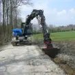 Die Kombination von RotoTop und VarioLöffel sorgt für den effizienten Bau von Gräben neben Straßen und Wegen – als wichtige Hochwasserschutzmaßnahme.