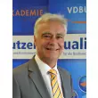 Josef Andritzky ist Gesellschafter der Kassecker-Holding GmbH mit Sitz in Waldsassen. Seit 2009 gehört er dem Vorstand des Verbandes der Baubranche, Umwelt- und Maschinentechnik e.V. (VDBUM), an. Andritzky zeigt auf, wie sich, etwa im Zuge des Ausbaus der Erneuerbaren Energien, die Aufgaben der Baubranche verändern und welche Möglichkeiten der Verband seinen Mitgliedern bietet, um die Herausforderungen erfolgreich zu bewältigen.
