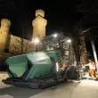 Nächtliche Sanierung der Zufahrtsstraße: Der SUPER 1800-5 X vor dem bayerischen Königsschloss Neuschwanstein.