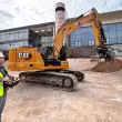Fahrer Iulian Chirila bewegt den Cat 330 mit einer Steuerkonsole.