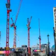 Aktuell stehen vier von insgesamt neun WOLFF Wippern auf der Baustelle 1 Victoria Street. Nach der anspruchsvollen Demontage Ende 2026 beginnt die Hauptbauphase mit vier Wippern, die auf dem Dach des Gebäudes aufgestellt werden.