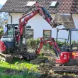 Dennis Adamczyk kam bereits während seiner Ausbildung zum Gärtner mit Yanmar-Baggern in Kontakt und setzt auch als selbstständiger Unternehmer im Garten- und Landschaftsbau auf die Maschinen des Herstellers. Besonders schätzt Adamczyk den ViO17, den er wegen seines Zero-Tail-Swing, des verstellbaren Unterwagens und der vielseitigen Anbaugeräte als flexiblen Allrounder für enge Baustellen beschreibt.