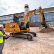 Fahrer Iulian Chirila bewegt den Cat 330 mit einer Steuerkonsole.