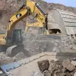 Ein Cat Kettenbagger 336 beschickt eine der größten mobilen Brecheranlagen weltweit.
