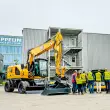 Stimmungsbild vom Werkshof in Garching: Vor der Konzernzentrale präsentierte Zeppelin den Medienvertretern unter anderem den Cat-Mobilbagger M318 sowie ein vollelektrisches Servicefahrzeug auf VW-ID.-Buzz-Basis. Quelle: Zeppelin