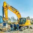 Der neue JCB 370X NLC HD im Einsatz auf einer Abbruchbaustelle in Rottenburg an der Laaber. Der 38-Tonner ersetzt bei Stadler einen bestehenden 37-Tonnen-Bagger und übernimmt schwere Aufgaben im Erdbau sowie im Abbruch.