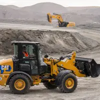 Mit dem Cat 906 Electric zeigt Zeppelin einen batterieelektrischen Radlader für Einsätze in emissionssensiblen Bereichen. 