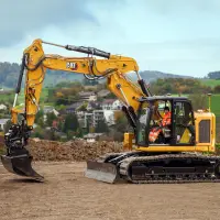 Der neue Cat Kurzheckbagger 319 wird ebenfalls in Neumünster in Verbindung mit der Fernsteuerung Cat Command präsentiert. Der neue Cat Kurzheckbagger 319 wird ebenfalls in Neumünster in Verbindung mit der Fernsteuerung Cat Command präsentiert.