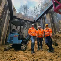 Dominic Ebber (1.v.l.) und sein Team von H&W Tiefbau in der Zielgrube mit dem SANY Elektrobagger SY19E, gemietet über VIPA-Rent in Düsseldorf.