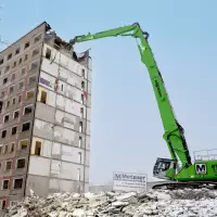 Der SENNEBOGEN 870 E Demolition Longfront Bagger gewährleistete den sicheren und präzisen Rückbau des innerstädtischen Plattenbaus.