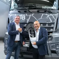 Mercedes-Benz Trucks hat der MTB GmbH aus Nordstemmen den ersten von drei exklusiven Arocs Extent übergeben – ein auf 100 Exemplare limitiertes Sondermodell, das robuste Bauweise, modernste Technik und markantes Design für den Baustelleneinsatz vereint.