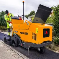 Minifertiger ABG 1570 und vollelektrische Tandemwalze eARX 26-2 sind ein Dream-Team im Einsatz.
