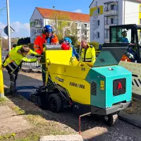 Mit einer minimalen Einbaubreite von 250 mm (mit Reduzierblechen) fühlt sich der Minifertiger Ammann AGB 1570 auch auf den schmalsten Gehwegen wohl.
Mit einer minimalen Einbaubreite von 250 mm (mit Reduzierblechen) fühlt sich der Minifertiger Ammann AGB 1570 auch auf den schmalsten Gehwegen wohl.
