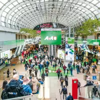 Ergonomie, Künstliche Intelligenz und New Work standen im Fokus der A+A 2025, die mit einem Besucher- und Ausstellerplus ihre Stellung als führende Messe für Arbeitsschutz und Arbeitssicherheit weiter ausbaut. Quelle: Messe Düsseldorf/ctillmann
