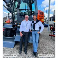 Reinhard von der Wehl, Geschäftsführer Atlas von der Wehl, und Brahim Stitou, Geschäftsführer Atlas, auf der NordBau 2025 vor einem Atlas 135Wsr. Quelle: Atlas