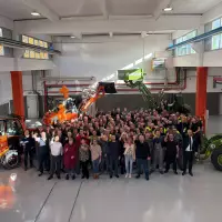 Atlas Weyhausen feiert 55 Jahre Unternehmensgeschichte als Erfolg seiner Mitarbeitenden, deren Know-how, Engagement und Innovationskraft die Radladerentwicklung am Standort Wildeshausen geprägt haben und das Unternehmen nun mit neuer Energie und technologischer Ausrichtung in die kommenden Jahrzehnte führen. Atlas Weyhausen feiert 55 Jahre Unternehmensgeschichte als Erfolg seiner Mitarbeitenden, deren Know-how, Engagement und Innovationskraft die Radladerentwicklung am Standort Wildeshausen geprägt haben und das Unternehmen nun mit neuer Energie und technologischer Ausrichtung in die kommenden Jahrzehnte führen.