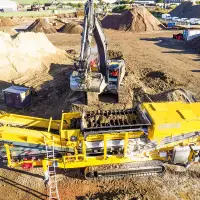 Seit September 2025 ist die 3-talc bei Vils Entreprenørforretning A/S in Dänemark im Einsatz und überzeugt dort laut Anwender insbesondere durch ihre hohe Leistung und Aufbereitungsqualität. Auf der IFAT zeigt Backers die Maschine als Beispiel für mobile Technik, mit der sich Materialien direkt auf der Baustelle aufbereiten und wiederverwenden lassen. Quelle: Backers Seit September 2025 ist die 3-talc bei Vils Entreprenørforretning A/S in Dänemark im Einsatz und überzeugt dort laut Anwender insbesondere durch ihre hohe Leistung und Aufbereitungsqualität. Auf der IFAT zeigt Backers die Maschine als Beispiel für mobile Technik, mit der sich Materialien direkt auf der Baustelle aufbereiten und wiederverwenden lassen. Quelle: Backers