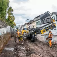 Auf dieser gesicherten Basis, die zuvor mit Spezialbaggern geschaffen wurde, kann ab 2026 der eigentliche Straßenausbau beginnen, der mehr Platz und Sicherheit für alle Verkehrsteilnehmer schaffen soll.