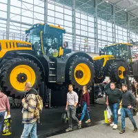 Die Agritechnica steht nicht nur für Landmaschinen. Unzählige Stände für Werkstattausrüstung, Mess- und Prüftechnik gibt es dort zu sehen, wie hier eine mobile Hebebühne. Ergänzt wird die Messe durch die Systems & Components, welche drei Messehallen einnimmt, und der internationalen Zulieferindustrie einen B2B-Marktplatz bietet. Quelle: Treffpunkt.Bau
