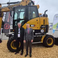 Martin Werthenbach (links) freut sich über den Besuch des dänischen Botschafters auf dem NordBau – Messestand.
