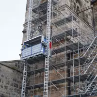 Im Rahmen der fortlaufenden Instandsetzung des Doms saniert die Dombauhütte des Staatlichen Bauamts Bamberg die unteren Geschosse des Nordostturms. Dabei kommt ein Geda 1500 Z/ZP zum Einsatz. 