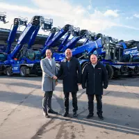 Die Beyer-Mietservice KG investiert im größten Manitou-Auftrag des Jahres 2025 in 58 Teleskopstapler; die erste Übergabe fand am 16. Dezember 2025 in Etzbach statt, wo Geschäftsführer Dieter Beyer Vertreter von Manitou mit Peter Wildemann und Simon Rath empfing.