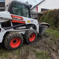 Die beengten Platzverhältnisse im Garten sind kein Problem für den wendigen Kompaktlader, der mühelos auf der Stelle manövriert.

