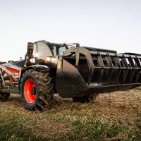 Schwarz, stark, exklusiv: Auf der Agritechnica 2025 präsentierte Bobcat die Black Limited Edition der TL38.70HF und TL43.80HF V-Drive Teleskoplader.