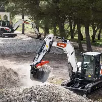Der Bobcat E88 war Teil des Messeauftritts auf der bauma 2025 und steht für die Produkt- und Marktpräsenz des Herstellers. Vor diesem Hintergrund hatte Bobcat zuletzt Gespräche mit Wacker Neuson über eine mögliche Mehrheitsbeteiligung geführt, die inzwischen beendet sind.