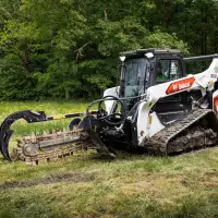 Bobcat stellt eine neue Generation leistungsstarker Grabenfräsen vor, die für maximale Zuverlässigkeit, Langlebigkeit und Effizienz konzipiert wurden. Die neuen Grabenfräsen entfernen das Aushubmaterial nicht nur effizient, sondern zerkleinern es gleichzeitig fein. Bobcat stellt eine neue Generation leistungsstarker Grabenfräsen vor, die für maximale Zuverlässigkeit, Langlebigkeit und Effizienz konzipiert wurden. Die neuen Grabenfräsen entfernen das Aushubmaterial nicht nur effizient, sondern zerkleinern es gleichzeitig fein.