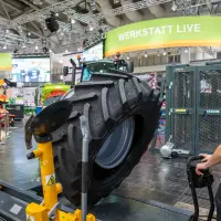 Bohnenkamp präsentiert für 2026 ein umfangreiches Schulungsprogramm, das praxisnahe Weiterbildungen zu Reifen, Rädern und Montage in Landwirtschaft, Industrie und EM-Bereich bietet und Fachkräften dadurch fundiertes Knowhow, höhere Beratungskompetenz und mehr Sicherheit im Arbeitsalltag vermittelt. Bohnenkamp präsentiert für 2026 ein umfangreiches Schulungsprogramm, das praxisnahe Weiterbildungen zu Reifen, Rädern und Montage in Landwirtschaft, Industrie und EM-Bereich bietet und Fachkräften dadurch fundiertes Knowhow, höhere Beratungskompetenz und mehr Sicherheit im Arbeitsalltag vermittelt.