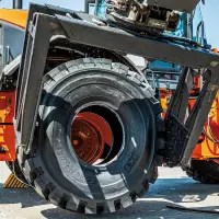 Mit rund 1,3 Mio. Artikeln im Bestand und über 200.000 m² Lagerfläche zählt die Bohnenkamp SE zu Europas führenden Großhändlern für Reifen, Räder und Fahrzeugbaukomponenten. Im EM-Sektor hält das Unternehmen mehrere Tausend Reifen in Größen von 20 bis 49 Zoll bereit und gewährleistet so eine verlässliche Liefersicherheit auch bei speziellen Profilen. Quelle: Bohnenkamp