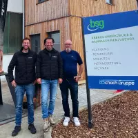BSG, die Tochter der HS-Schoch-Gruppe feiert ihre Wiedereröffnung nach einem umfassendem Umbau. Die Geschäftsführung sichtlich stolz (v. l.): Marcel Schoch, Carsten-Michael Obrecht und Hermann Schoch. BSG, die Tochter der HS-Schoch-Gruppe feiert ihre Wiedereröffnung nach einem umfassendem Umbau. Die Geschäftsführung sichtlich stolz (v. l.): Marcel Schoch, Carsten-Michael Obrecht und Hermann Schoch.
