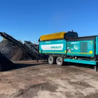 Das radmobile Trommelsieb: Der Inbegriff für exakte Trennschnitte siebschwieriger Stoffe.