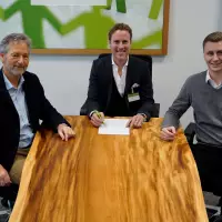 Bei der Vertragsunterzeichnung (von links nach rechts): Alfred Endl, Geschäftsführer Vertrieb bei SENNEBOGEN, Janne Wartiovaara, Geschäftsführer von Rotator Oy, und Benjamin Ehrlich, Gebietsverkaufsleiter bei SENNEBOGEN. Bei der Vertragsunterzeichnung (von links nach rechts): Alfred Endl, Geschäftsführer Vertrieb bei SENNEBOGEN, Janne Wartiovaara, Geschäftsführer von Rotator Oy, und Benjamin Ehrlich, Gebietsverkaufsleiter bei SENNEBOGEN.